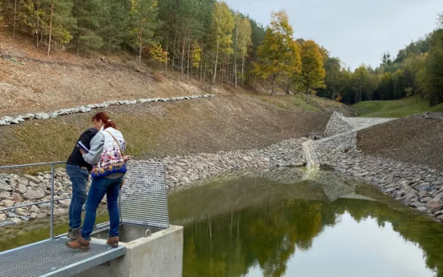 Vodoměrnou lať z nově vybudované nádrže u Stražiska někdo ukradl už za den