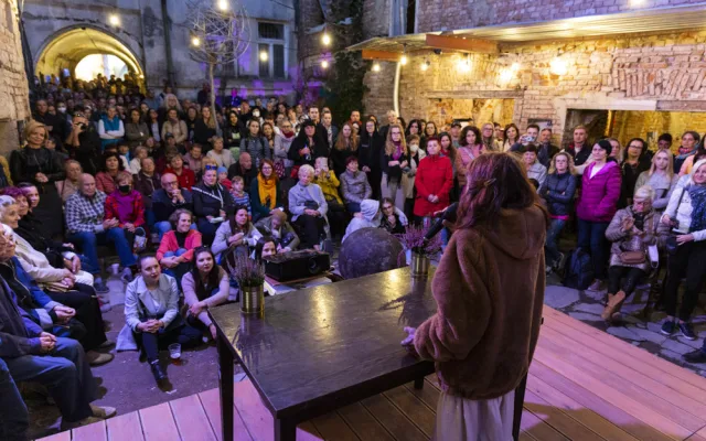 Beseda k příběhu Nitěnek v Olodvorku, na pódiu hlavní protagonistka dokumentu Eva Jurošková