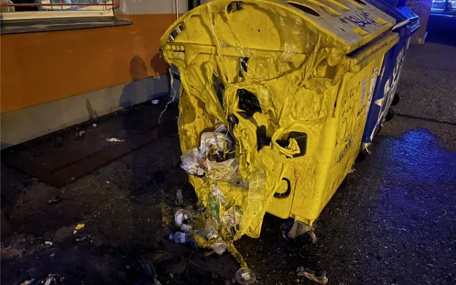 Požár kontejnerů poškodil o víkendu Hotelový dům v Olomouci. Škody jdou do desítek tisíc