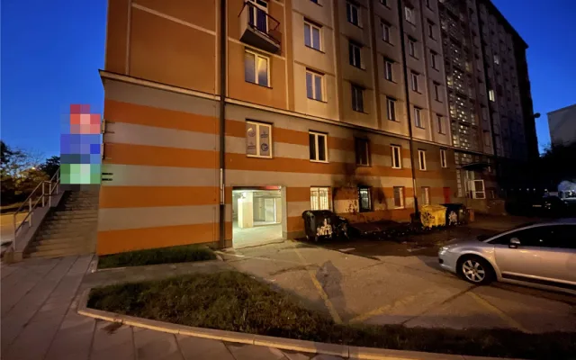 Požár kontejnerů poškodil o víkendu Hotelový dům v Olomouci. Škody jdou do desítek tisíc