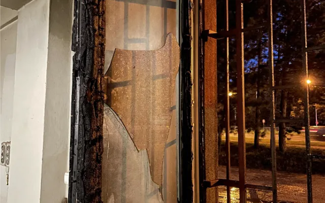 Požár kontejnerů poškodil o víkendu Hotelový dům v Olomouci. Škody jdou do desítek tisíc