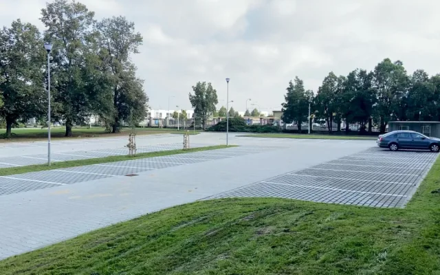 Přerovská nemocnice má konečně parkoviště. Vznikla stovka nových míst