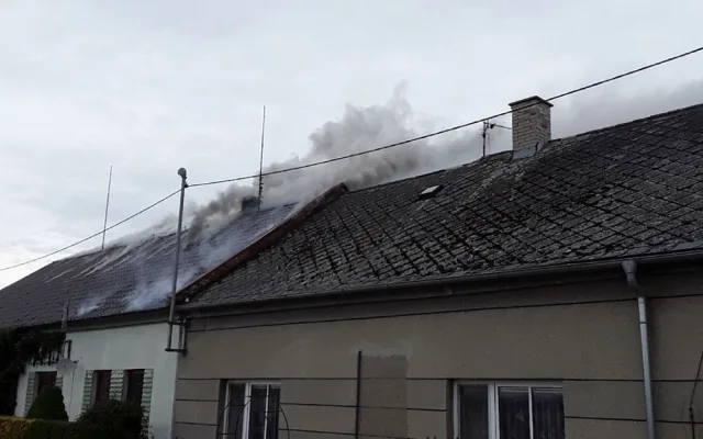 Zásah v podkroví domu komplikovalo velké množství uloženého sena a materiálu