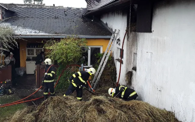 Zásah v podkroví domu komplikovalo velké množství uloženého sena a materiálu