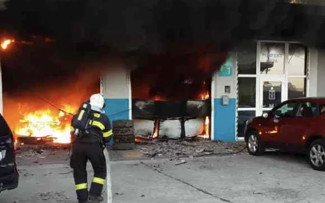 V Olomouci hoří autoservis v Holické ulici. Jeden z pracovníků má popálenou ruku