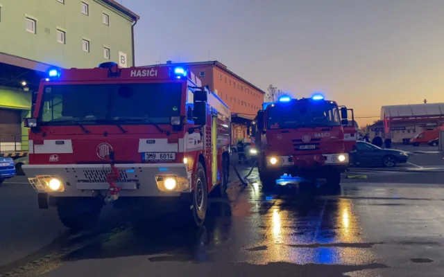 V Olomouci hoří autoservis v Holické ulici. Jeden z pracovníků má popálenou ruku