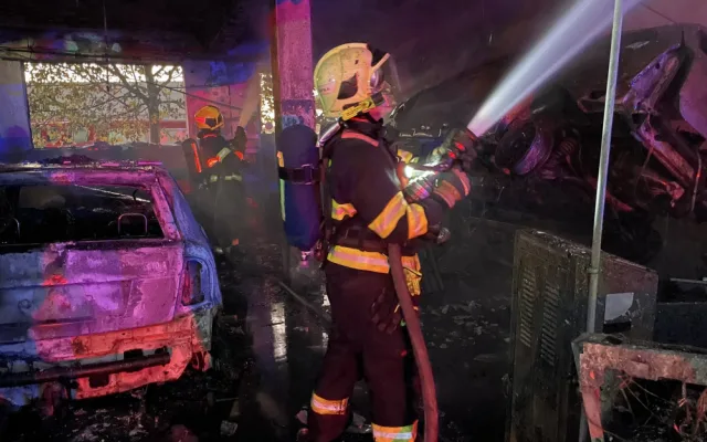 V Olomouci hoří autoservis v Holické ulici. Jeden z pracovníků má popálenou ruku