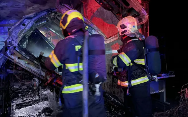 V Olomouci hoří autoservis v Holické ulici. Jeden z pracovníků má popálenou ruku