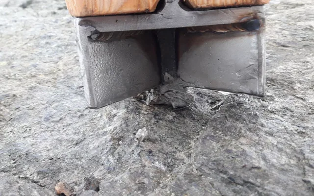 Detail na uchycení kříže na skále v Národní přírodní rezervaci