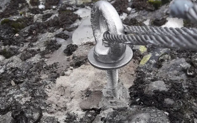 Detail na uchycení kříže na skále v Národní přírodní rezervaci