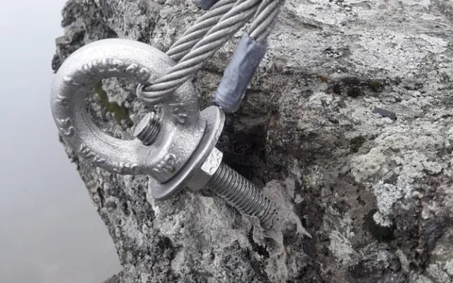 Detail na uchycení kříže na skále v Národní přírodní rezervaci