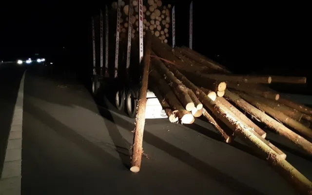 Na D35 u Dolního Újezdu do rozsypaných klád narazily dvě dodávky. Zraněn nebyl nikdo