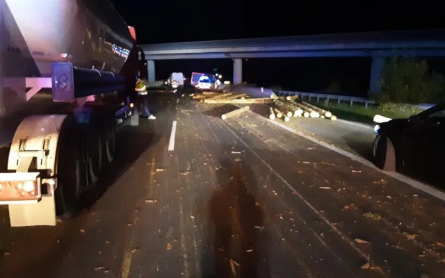 Na D35 u Dolního Újezdu do rozsypaných klád narazily dvě dodávky. Zraněn nebyl nikdo