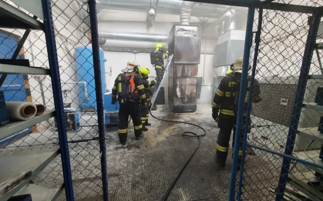 Hasiči zasahovali v průmyslovém areálu na Lazcích. Hořela odsávací technologie