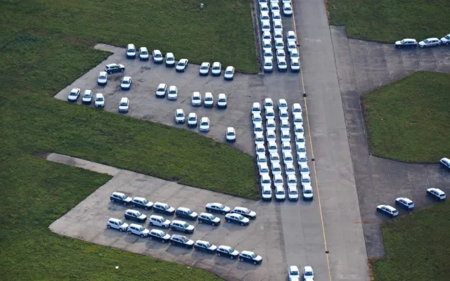 Nedokončená vozidla Škoda na jedné z ploch letiště Přerov