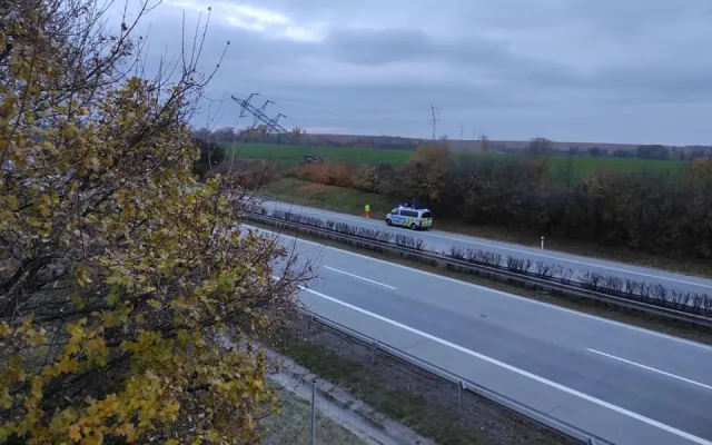 Dálnice na Ostravu je neprůjezdná kvůli nahnutému sloupu elektrického vedení
