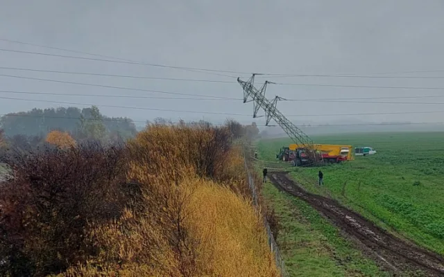 D35 zastavil traktor, který narazil do sloupu elektrického vedení. Uzavírka potrvá do odpoledne