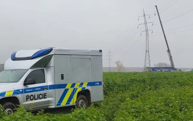 D35 zastavil traktor, který narazil do sloupu elektrického vedení. Uzavírka potrvá do odpoledne