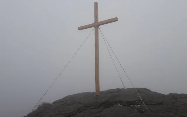 Kříž na skále hory Vozka vydržel jen několik dnů