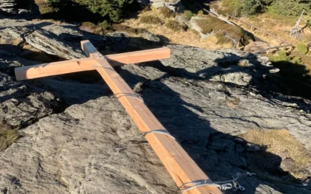 Kříž na skále hory Vozka vydržel jen několik dnů