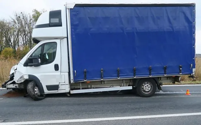 Střet tří vozidel u Krčmaně skončil tragicky. Řidič osobního auta nehodu nepřežil