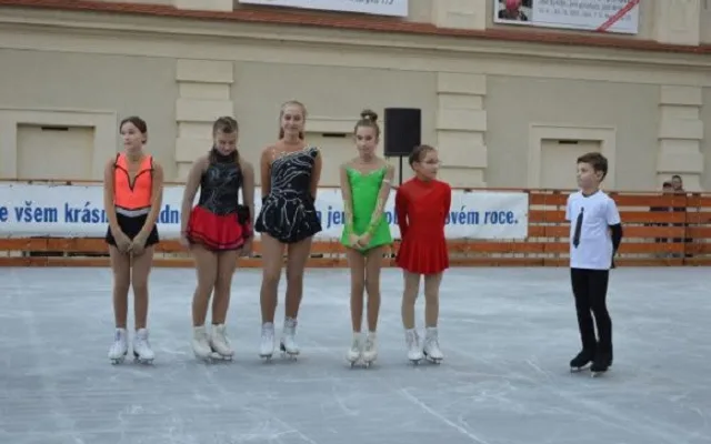 Mobilní kluziště v centru Prostějova zahájilo provoz. Město už má program Vánoc