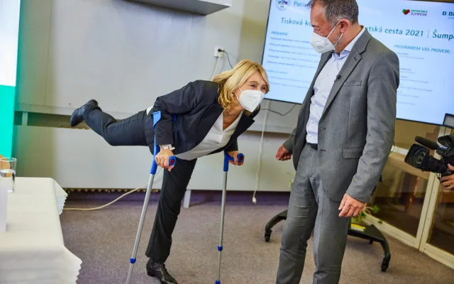 Pacienti po výměně kyčelního kloubu se v Nemocnici Šumperk již pár hodin po operaci postaví na nohy