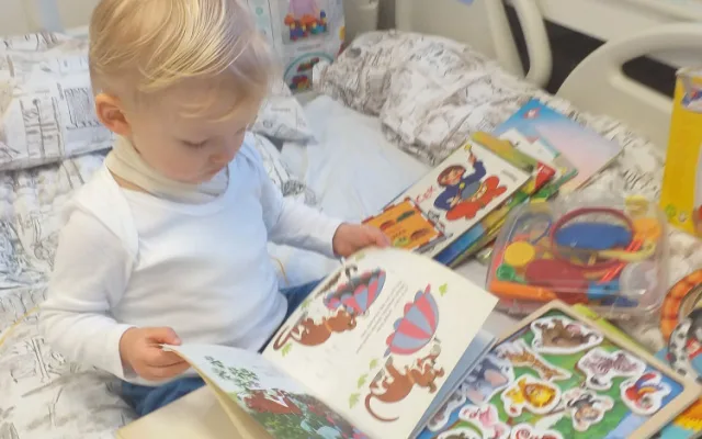 Tatínek nám chodil do nemocnice mávat pod okno, říká maminka dvouletého Filípka, který má leukémii