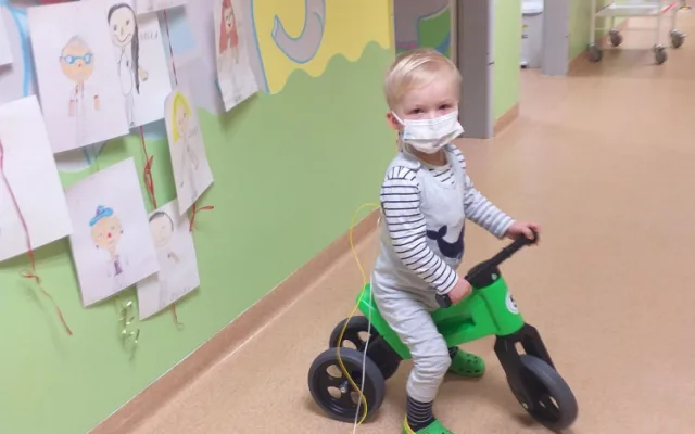 Tatínek nám chodil do nemocnice mávat pod okno, říká maminka dvouletého Filípka, který má leukémii
