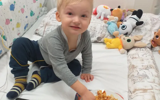 Tatínek nám chodil do nemocnice mávat pod okno, říká maminka dvouletého Filípka, který má leukémii