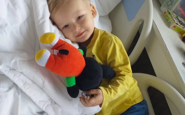 Tatínek nám chodil do nemocnice mávat pod okno, říká maminka dvouletého Filípka, který má leukémii