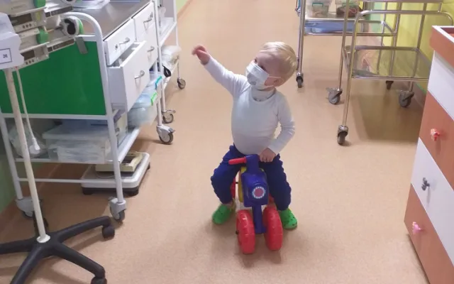 Tatínek nám chodil do nemocnice mávat pod okno, říká maminka dvouletého Filípka, který má leukémii