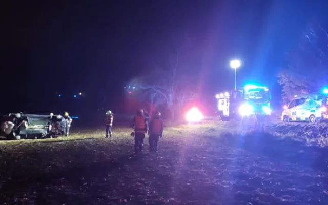 Při hrozivě vypadající nehodě u Oseku and Bečvou ráno skončilo auto v poli