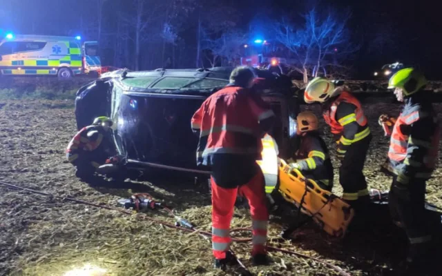 Při hrozivě vypadající nehodě u Oseku and Bečvou ráno skončilo auto v poli