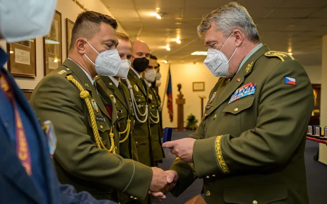 Výsadkáře z Dukly Prostějov ocenil náčelník generálního štábu Armády ČR Aleš Opata