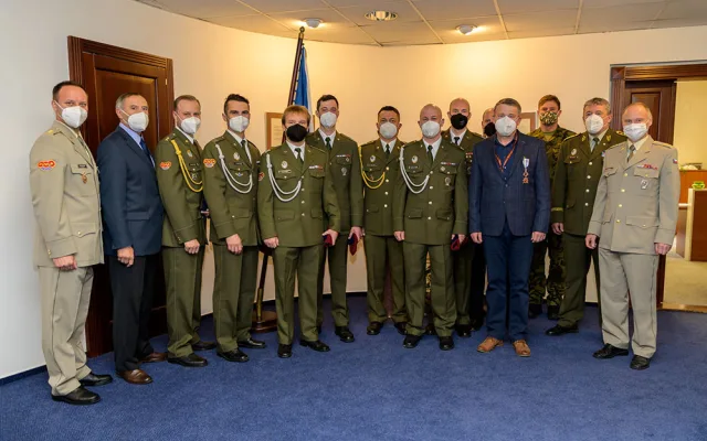 Výsadkáře z Dukly Prostějov ocenil náčelník generálního štábu Armády ČR Aleš Opata