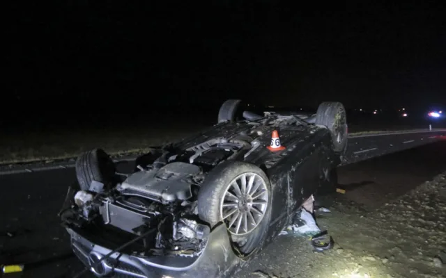 Řidič s Mercedesem havaroval na silnici I/44 mezi obcemi Vlachov a Libivá