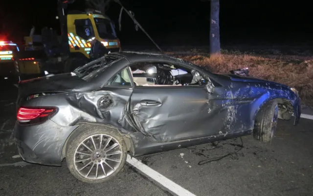 Řidič s Mercedesem havaroval na silnici I/44 mezi obcemi Vlachov a Libivá