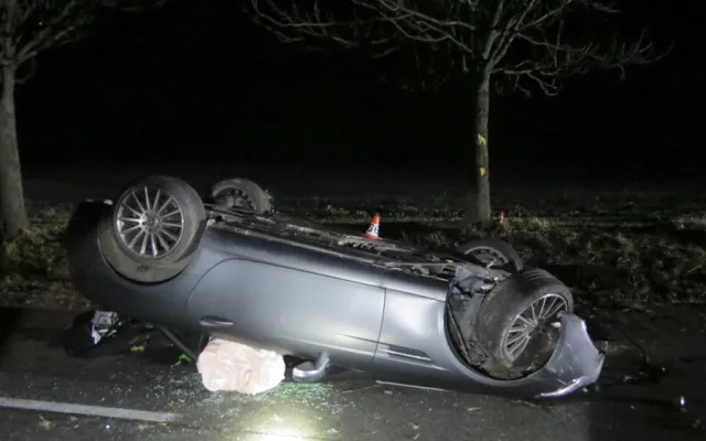 Řidič s Mercedesem havaroval na silnici I/44 mezi obcemi Vlachov a Libivá