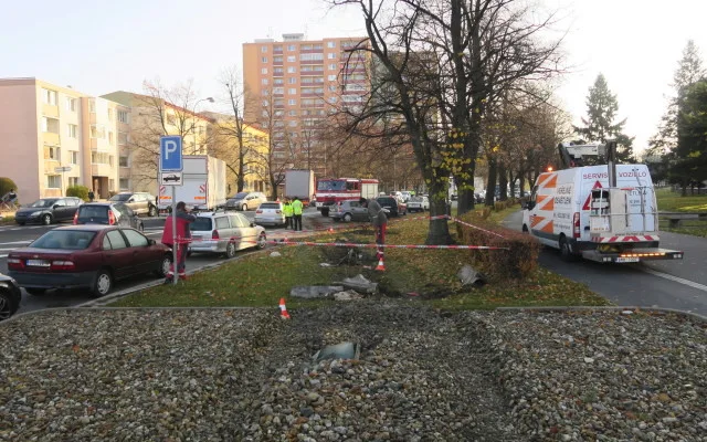 Kamion v Přerově naboural šest aut. Řidiče přepadly náhlé zdravotní problémy