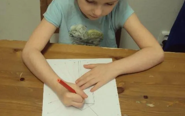 Neslyšící dívka s poruchou autistického spektra se bez asistence nedostane do školy. Můžete pomoci
