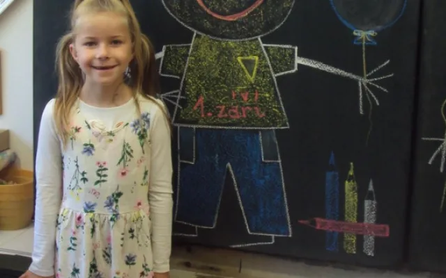 Neslyšící dívka s poruchou autistického spektra se bez asistence nedostane do školy. Můžete pomoci