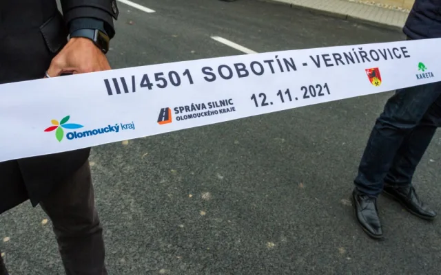 Obyvatelé Vernířovic se do Sobotína konečně dostanou po opravené silnici