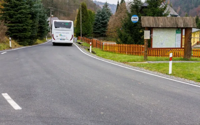 Obyvatelé Vernířovic se do Sobotína konečně dostanou po opravené silnici