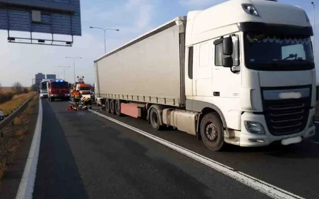 Z dodávky museli dvě zraněné osoby vyprostit hasiči