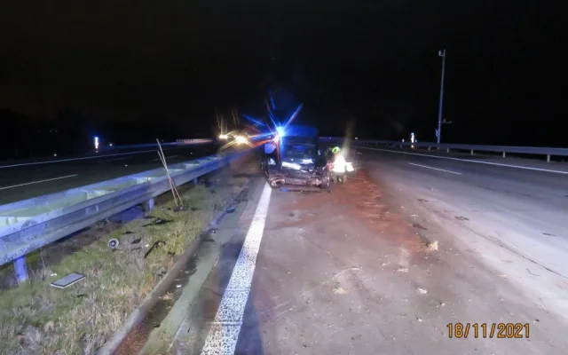 Na D1 havarovalo BMW. Manžel majitelky byl opodál a tvrdí, že neřídil. Policie hledá svědky