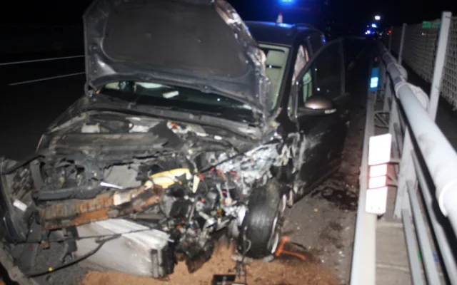 Na D1 havarovalo BMW. Manžel majitelky byl opodál a tvrdí, že neřídil. Policie hledá svědky