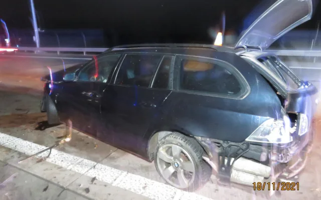 Na D1 havarovalo BMW. Manžel majitelky byl opodál a tvrdí, že neřídil. Policie hledá svědky