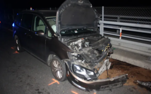 Na D1 havarovalo BMW. Manžel majitelky byl opodál a tvrdí, že neřídil. Policie hledá svědky