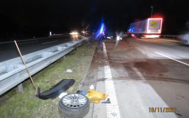 Na D1 havarovalo BMW. Manžel majitelky byl opodál a tvrdí, že neřídil. Policie hledá svědky